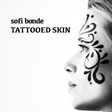 Con questa nuova release dal titolo “Tatooed Skin”, Sofi Bonde ci regala un inno di resilienza