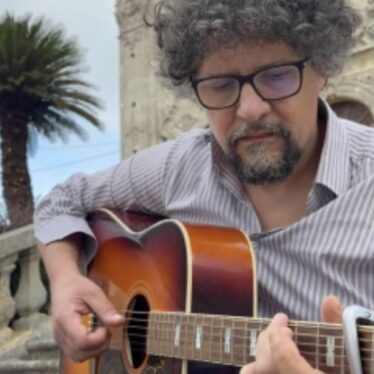 Eraldo Corti torna con un nuovo singolo intitolato “Canzoni francesi tristi”